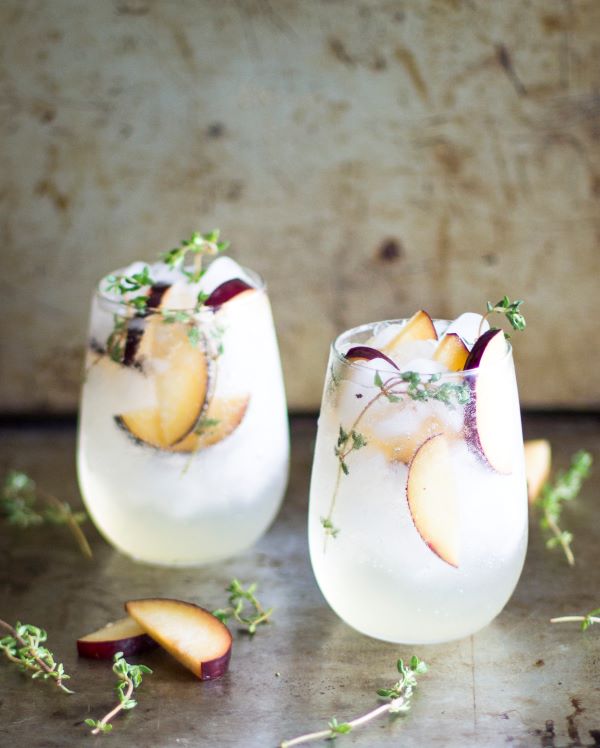 Plum and thyme cocktail with sliced plums